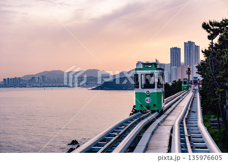釜山　カプセル列車　チョンサ浦　夕焼け 135976605