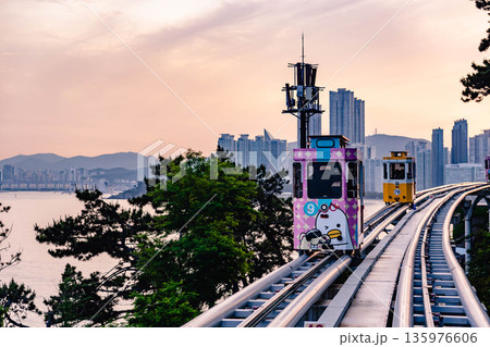 釜山　カプセル列車　チョンサ浦　夕焼け 135976606