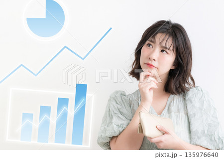 NISAやiDeCoで積み立て投資を考える女性、家計管理と資産運用を示す投資グラフ背景　考える 135976640