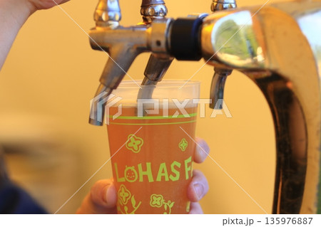 タップから注がれるビール クラフトビール ドラフトビール タップから注がれるビール クラフトビール ドラフトビール 135976887