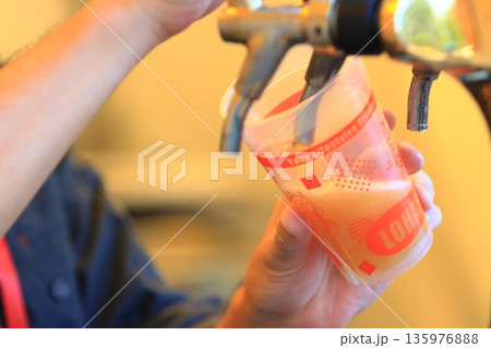タップから注がれるビール クラフトビール ドラフトビール タップから注がれるビール クラフトビール ドラフトビール 135976888