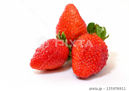 水滴の付いた瑞々しいイチゴ（埼玉県産やよいひめ） 135976911