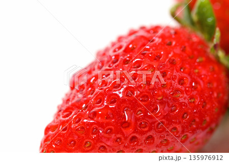 水滴の付いた瑞々しいイチゴ（埼玉県産やよいひめ） 135976912