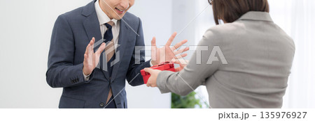 オフィスでプレゼンとやバレンタインを贈る女性 顔無し オフィスでプレゼンとやバレンタインを贈る女性 顔無し 135976927
