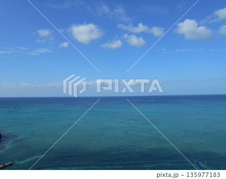 沖縄のリゾートホテルのバルコニーから見た風景 135977183