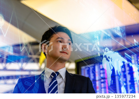 ビジネスマン 未来のデータ分析 ■撮影協力：関西国際空港（KIX） 135977234