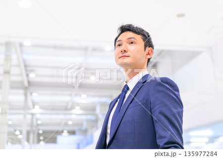 未来を見据えるビジネスマン ■撮影協力:関西国際空港(KIX) 未来を見据えるビジネスマン ■撮影協力:関西国際空港(KIX) 135977284