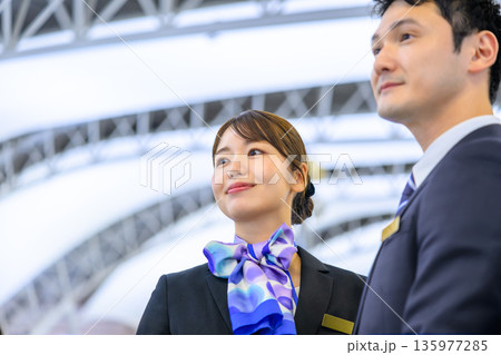 制服の男女、見上げる ■撮影協力：関西国際空港（KIX） 135977285
