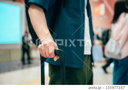 空港で荷物を持つ ■撮影協力:関西国際空港(KIX) 空港で荷物を持つ ■撮影協力:関西国際空港(KIX) 135977287