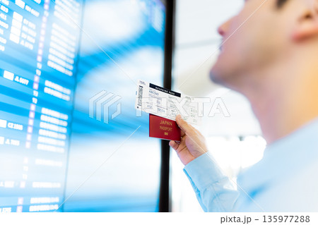 空港で搭乗券確認 ■撮影協力:関西国際空港(KIX) 空港で搭乗券確認 ■撮影協力:関西国際空港(KIX) 135977288