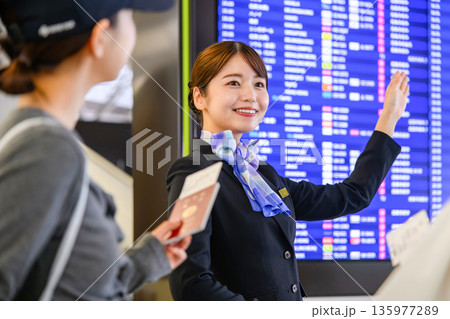 空港スタッフが案内中 ■撮影協力：関西国際空港（KIX） 135977289