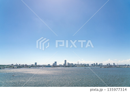 【神奈川県】青空が広がる横浜みなとみらいの都市風景(2025年) 【神奈川県】青空が広がる横浜みなとみらいの都市風景(2025年) 135977314