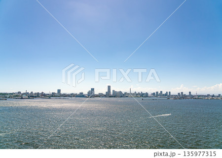 【神奈川県】青空が広がる横浜みなとみらいの都市風景(2025年) 【神奈川県】青空が広がる横浜みなとみらいの都市風景(2025年) 135977315