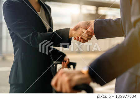 ビジネス握手と車椅子 ■撮影協力:関西国際空港(KIX) ビジネス握手と車椅子 ■撮影協力:関西国際空港(KIX) 135977334