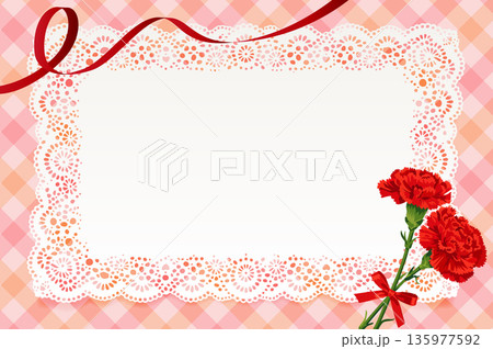 赤いカーネーションとレースのフレーム　ピンクのチェック柄の母の日メッセージカード 135977592