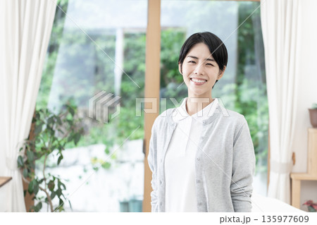 若い女性介護士 若い女性介護士 135977609