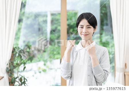 若い女性介護士 135977615
