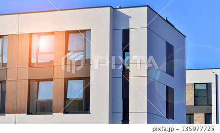 Terraced family homes in newly developed housing estate. The real estate market in the suburbs. New single family houses in a new development area. Residential homes with modern facade. Terraced family homes in newly developed housing estate. The real estate market in the suburbs. New single family houses in a new development area. Residential homes with modern facade. 135977725