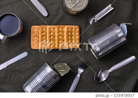 布の上の乾パンと非常食 135978057