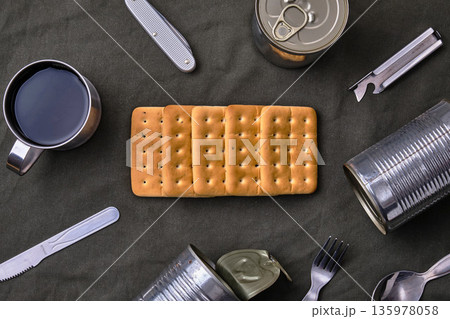 布の上の乾パンと非常食 135978058