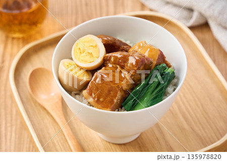 豚の角煮丼　煮卵と青菜添え 135978820