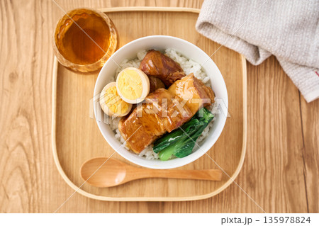 豚の角煮丼 煮卵と青菜添え 豚の角煮丼 煮卵と青菜添え 135978824
