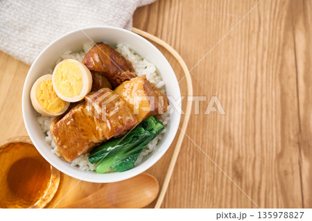 豚の角煮丼　煮卵と青菜添え 135978827