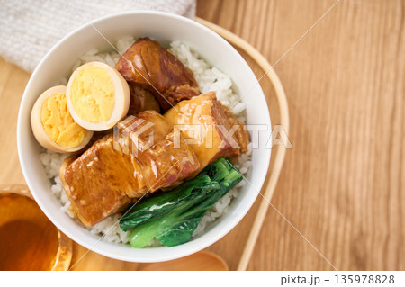 豚の角煮丼　煮卵と青菜添え 135978828