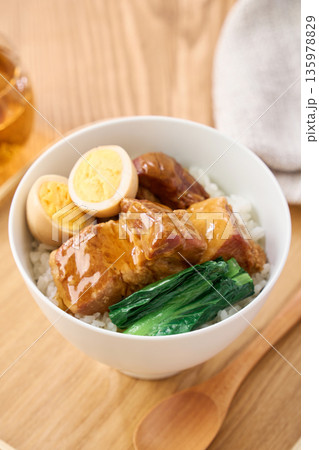 豚の角煮丼 煮卵と青菜添え 豚の角煮丼 煮卵と青菜添え 135978829