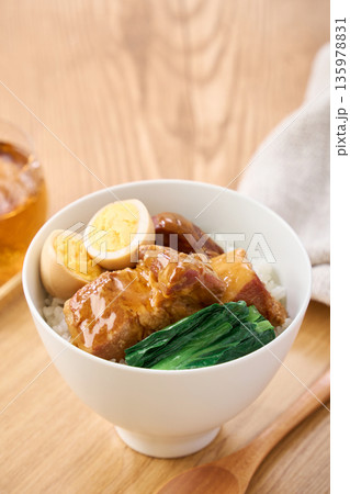 豚の角煮丼 煮卵と青菜添え 豚の角煮丼 煮卵と青菜添え 135978831