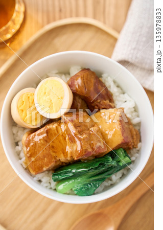 豚の角煮丼 煮卵と青菜添え 豚の角煮丼 煮卵と青菜添え 135978833