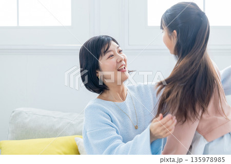 母親に甘える女の子 母親に甘える女の子 135978985