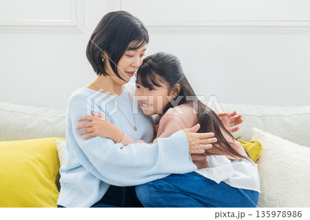 母親に甘える女の子 母親に甘える女の子 135978986