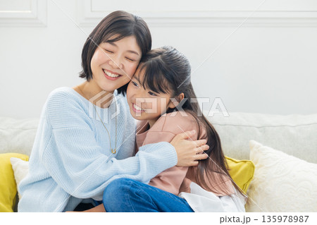 母親に甘える女の子 135978987