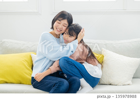 母親に甘える女の子 母親に甘える女の子 135978988