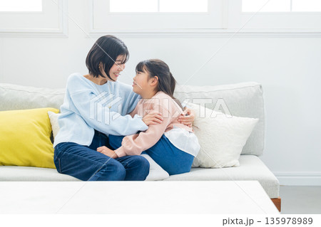 母親に甘える女の子 135978989