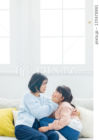 母親に甘える女の子 135978991