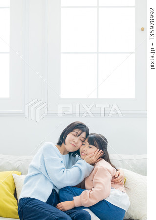 母親に甘える女の子 母親に甘える女の子 135978992