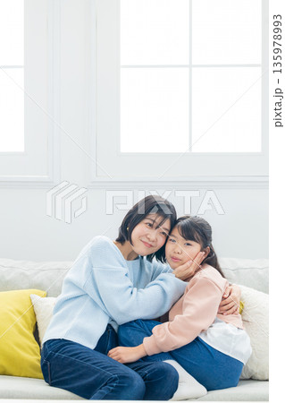 母親に甘える女の子 135978993