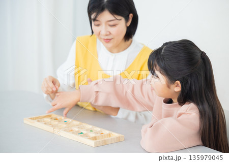 学童でゲームをする小学生 学童でゲームをする小学生 135979045