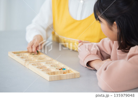 学童でゲームをする小学生 135979048