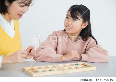 学童でゲームをする小学生 135979049