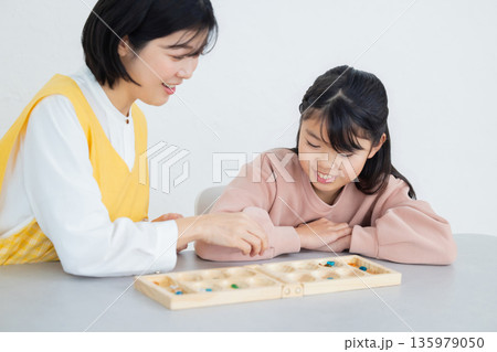 学童でゲームをする小学生 学童でゲームをする小学生 135979050