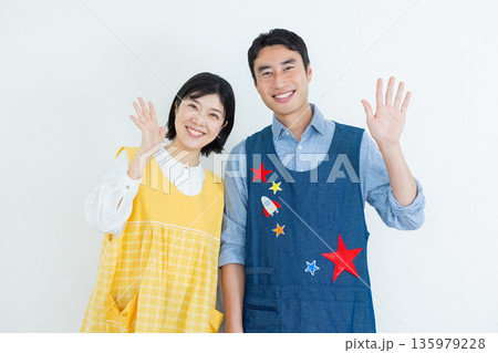 エプロンをした男女 135979228