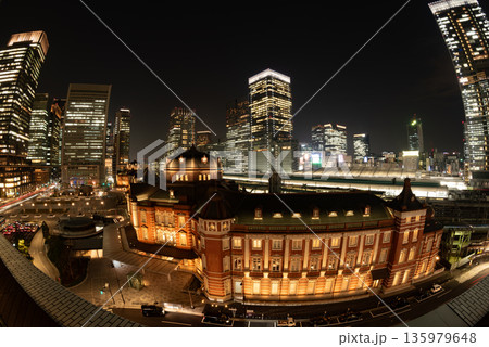 東京駅・丸の内ビジネス街の夜景 135979648