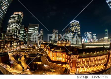 東京駅・丸の内ビジネス街の夜景 東京駅・丸の内ビジネス街の夜景 135979650
