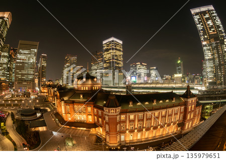 東京駅・丸の内ビジネス街の夜景 東京駅・丸の内ビジネス街の夜景 135979651