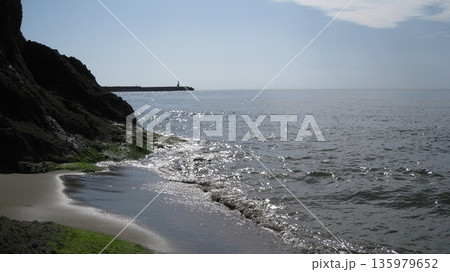 海に突き出る岬の波打ち際 海に突き出る岬の波打ち際 135979652