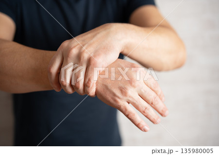 Carpal tunnel syndrome, wrist pain 135980005