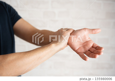 Carpal tunnel syndrome, wrist pain 135980006